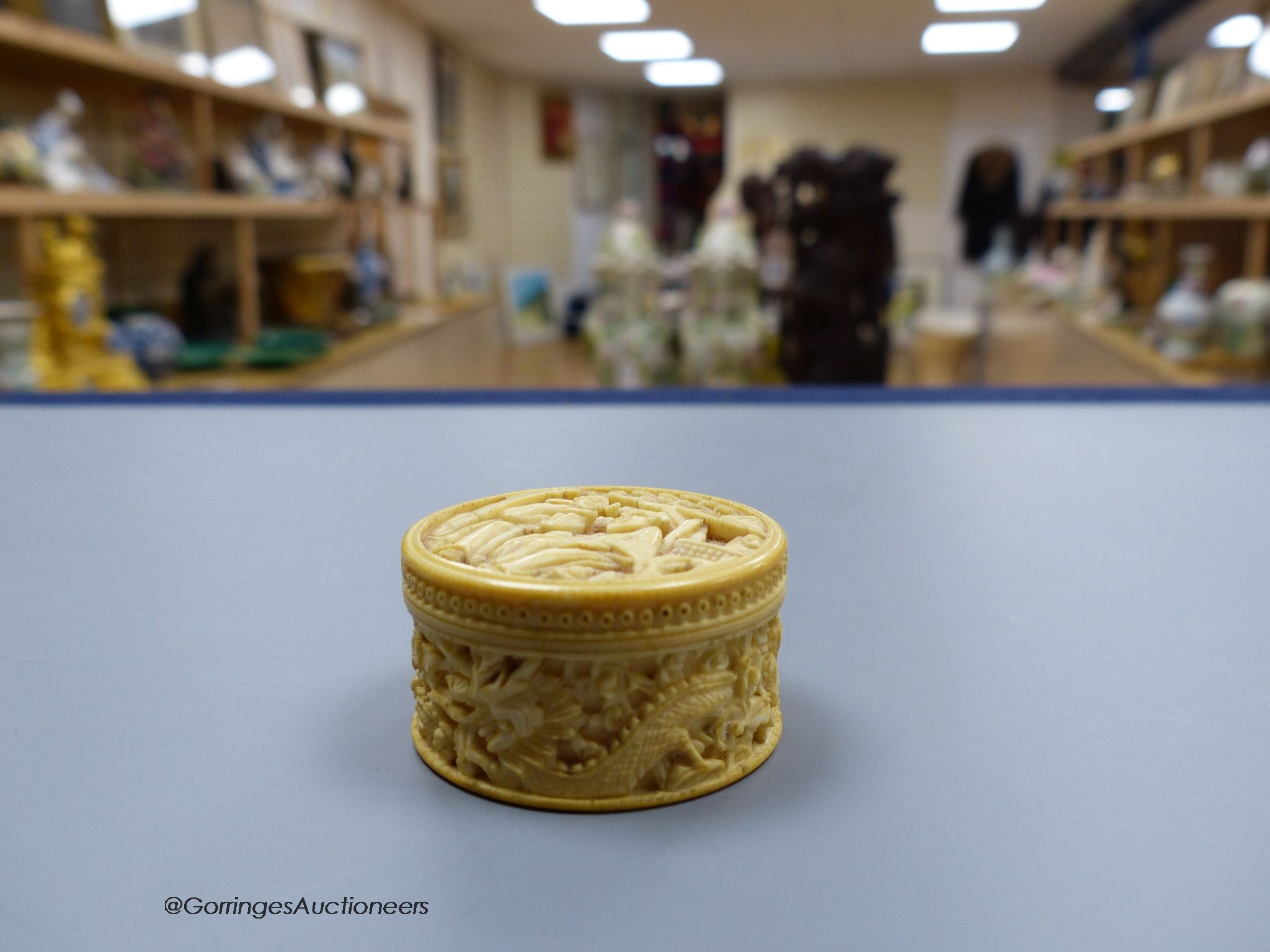 A Chinese circular carved ivory box, 19th century, diameter 4cm